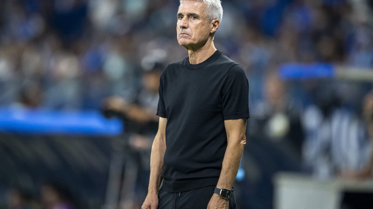 Carlos Vinícius Ignora Pedido de Luís Castro e Assume a Cobrança de Pênalti em Jogo Decisivo