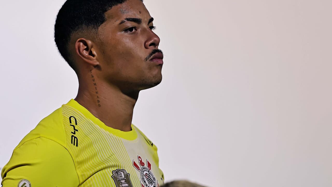 Corinthians Anuncia Novo Goleiro com Multa Bilionária para Substituir Hugo Souza