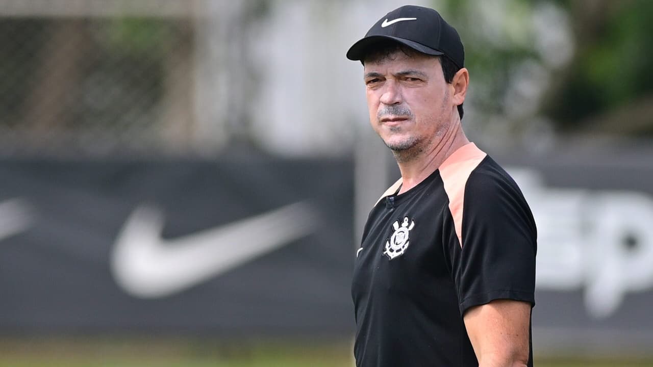 Corinthians prioriza avaliação interna e adia busca por atacante no mercado