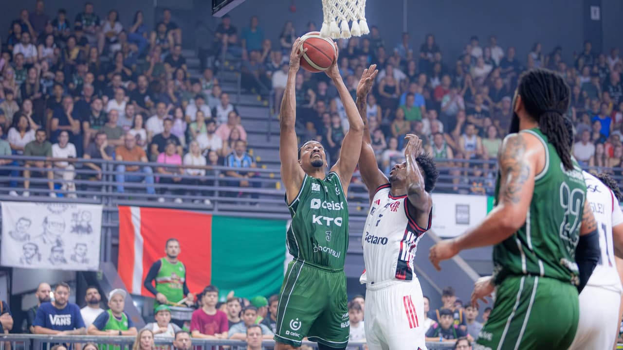Nos últimos segundos, União Corinthians bate Flamengo e iguala playoffs do NBB