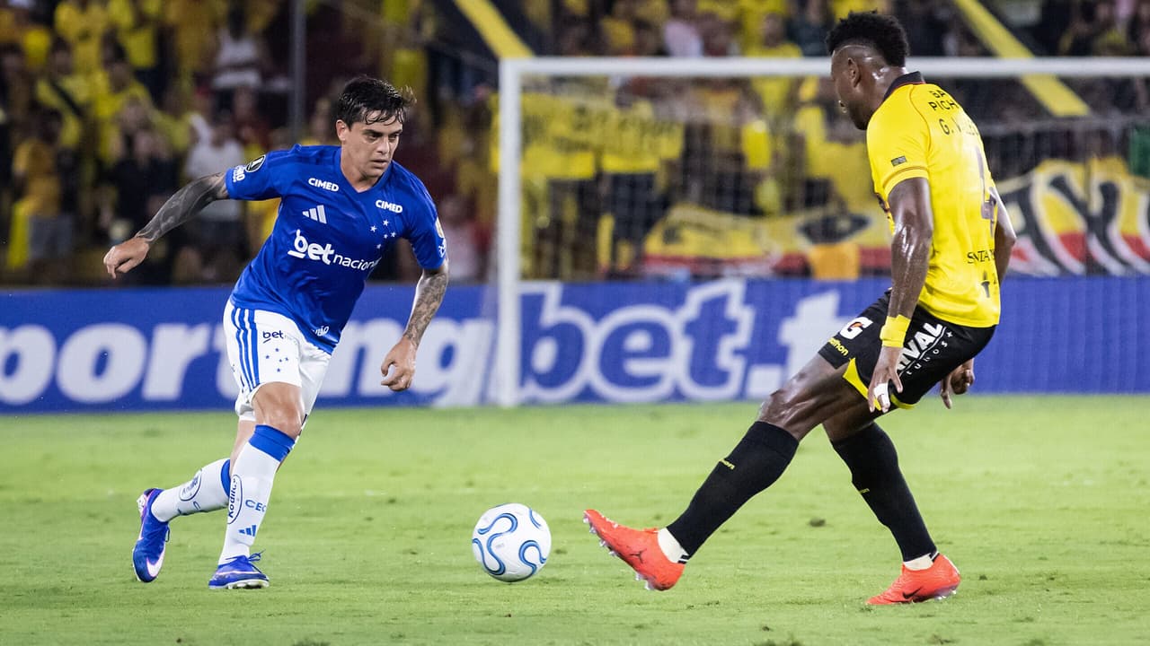 Fagner Compartilha Demandas de Artur Jorge Precedendo a Triunfo do Cruzeiro na Libertadores