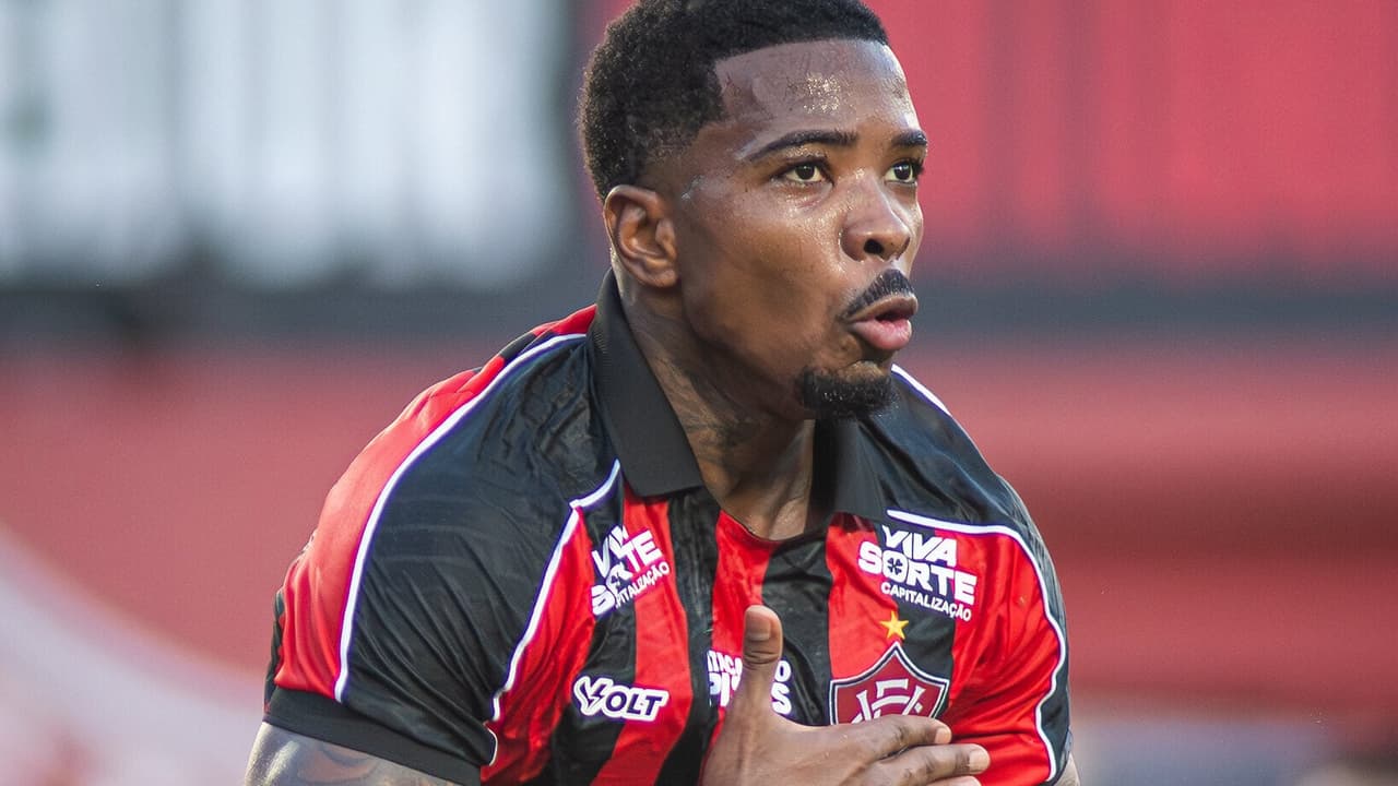 Vitória Alinha Cacá na Escalação Contra o Corinthians e Enfrenta Multa Contratual