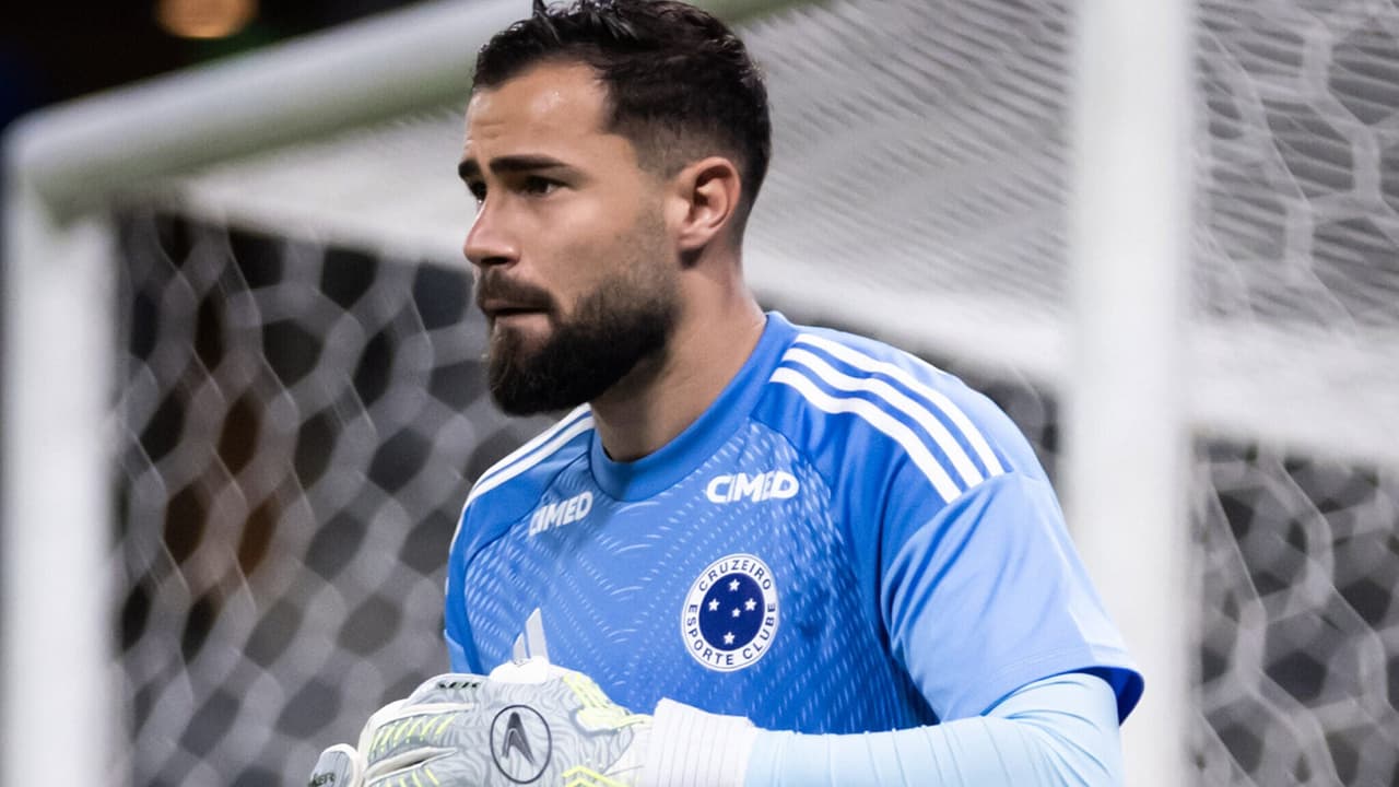 Matheus Cunha comenta derrota do Cruzeiro: 'Ser goleiro é assim'
