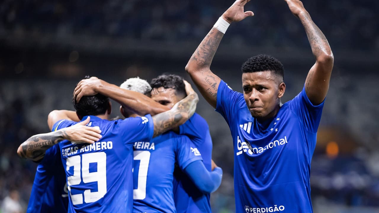 Torcedores do Cruzeiro se encantam jogador na Copa do Brasil: 'Voando'