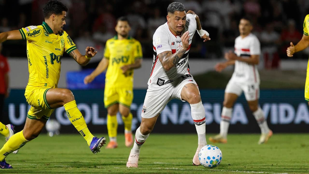 São Paulo supera Mirassol com gol de Luciano e falha épica de Tiquinho que bomba na web — Futebol