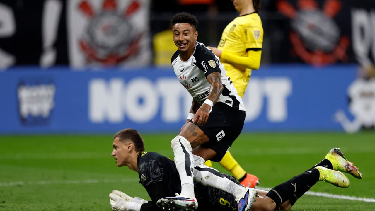 Corinthians supera Peñarol com gol de Lingard e avança rumo às oitavas da Libertadores