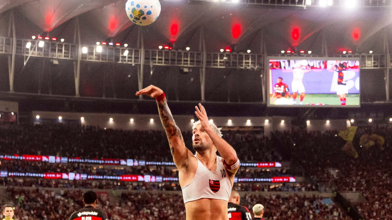 Arrascaeta Celebra Gol com Estilo: Gesto de Basquete Empolga Torcida do Flamengo