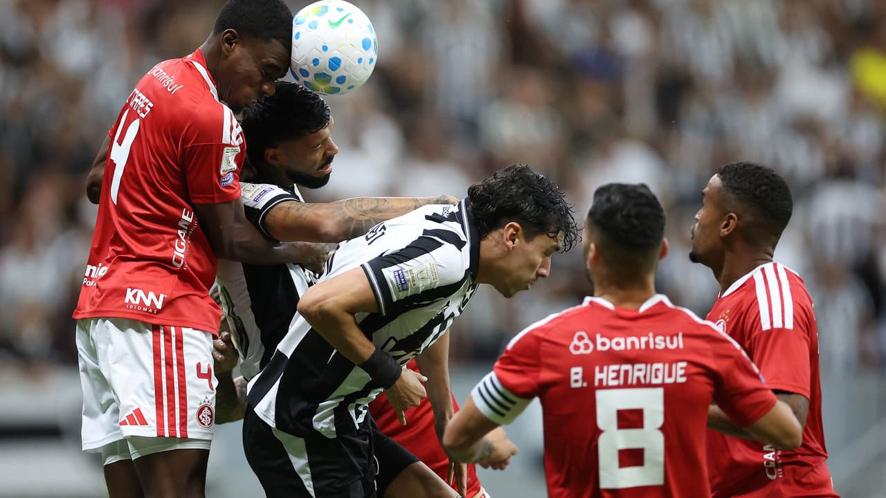 Botafogo desperdiça chances e fica no 2 a 2 com Inter no Brasileirão: erros definem o jogo — Futebol