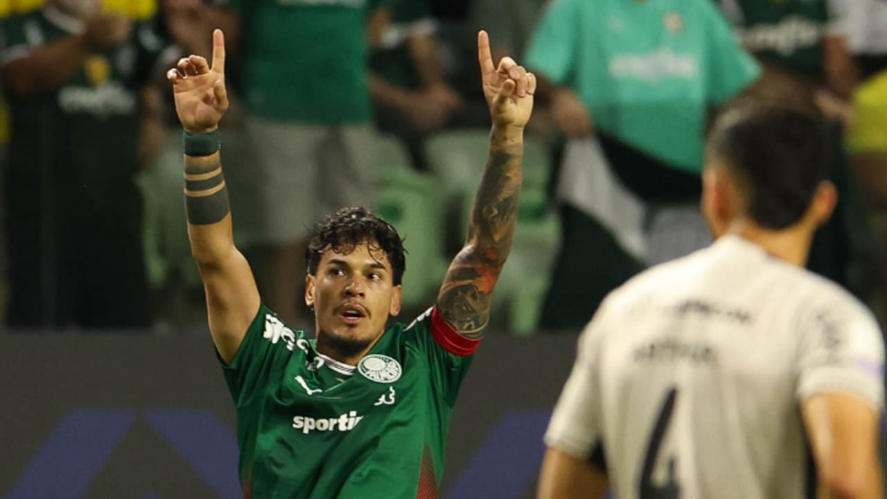 Gómez revela diferenças entre zagueiros do Palmeiras e projeta Fuchs como titular