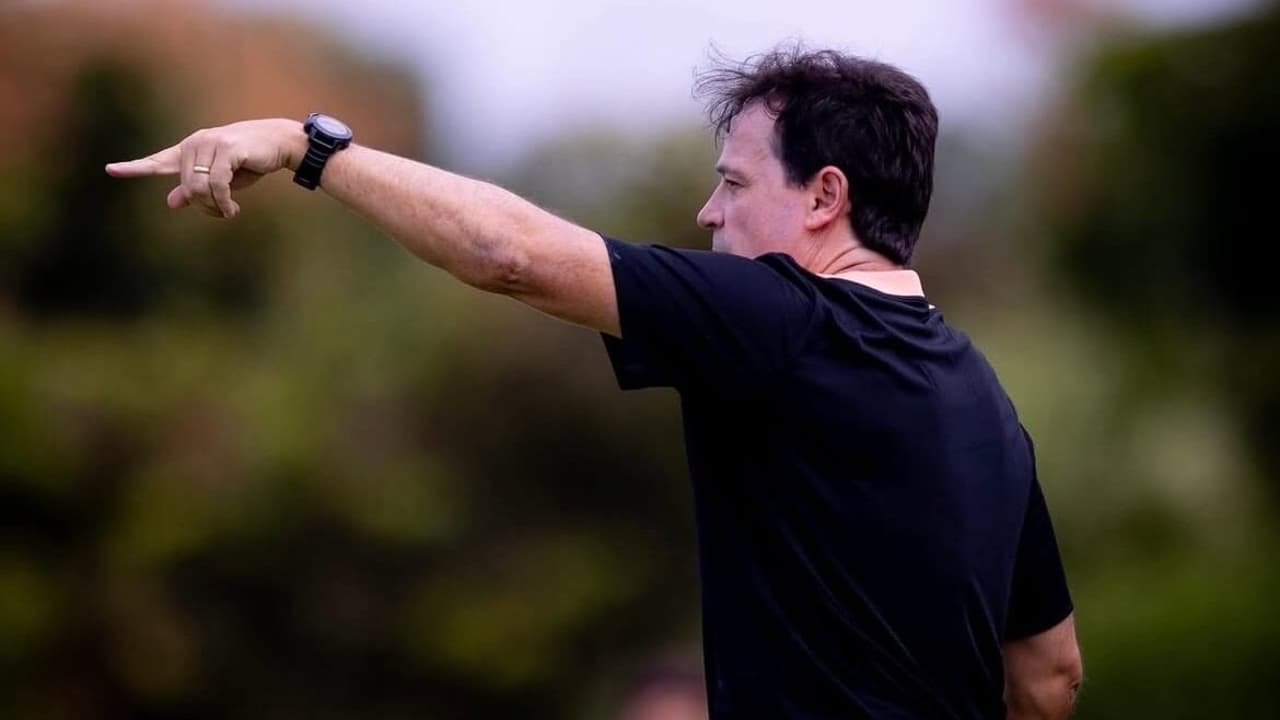 Fernando Diniz faz sua estreia no comando do Corinthians em partida decisiva