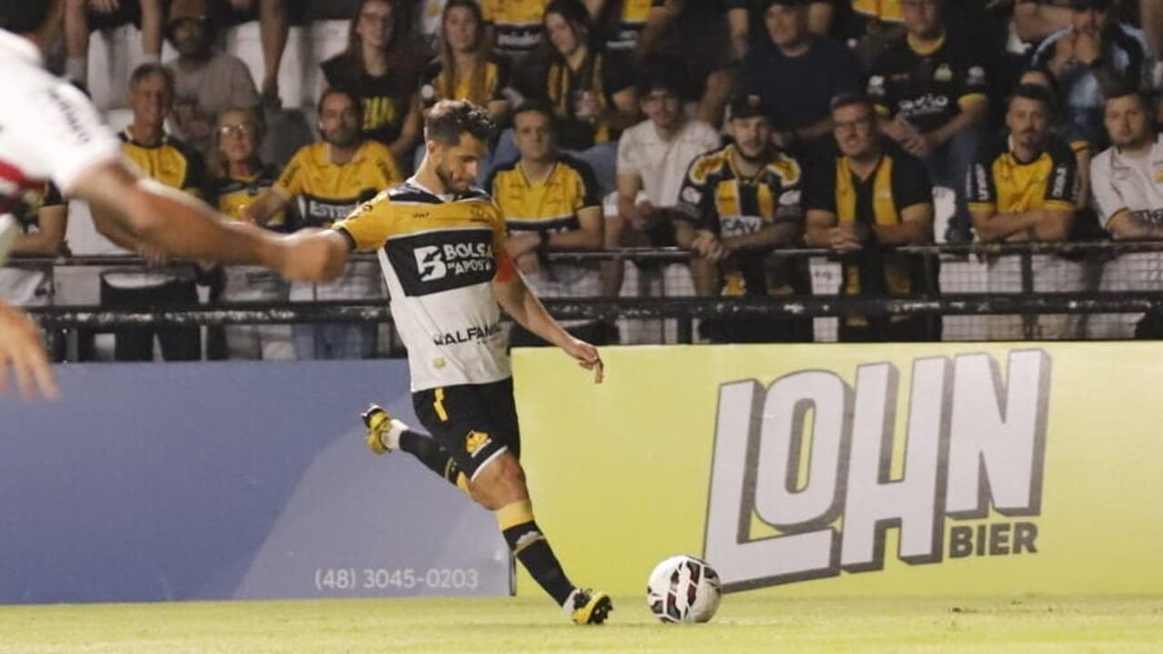 Marcelo Hermes elogia torcida do Criciúma após vitória emocionante na Série B