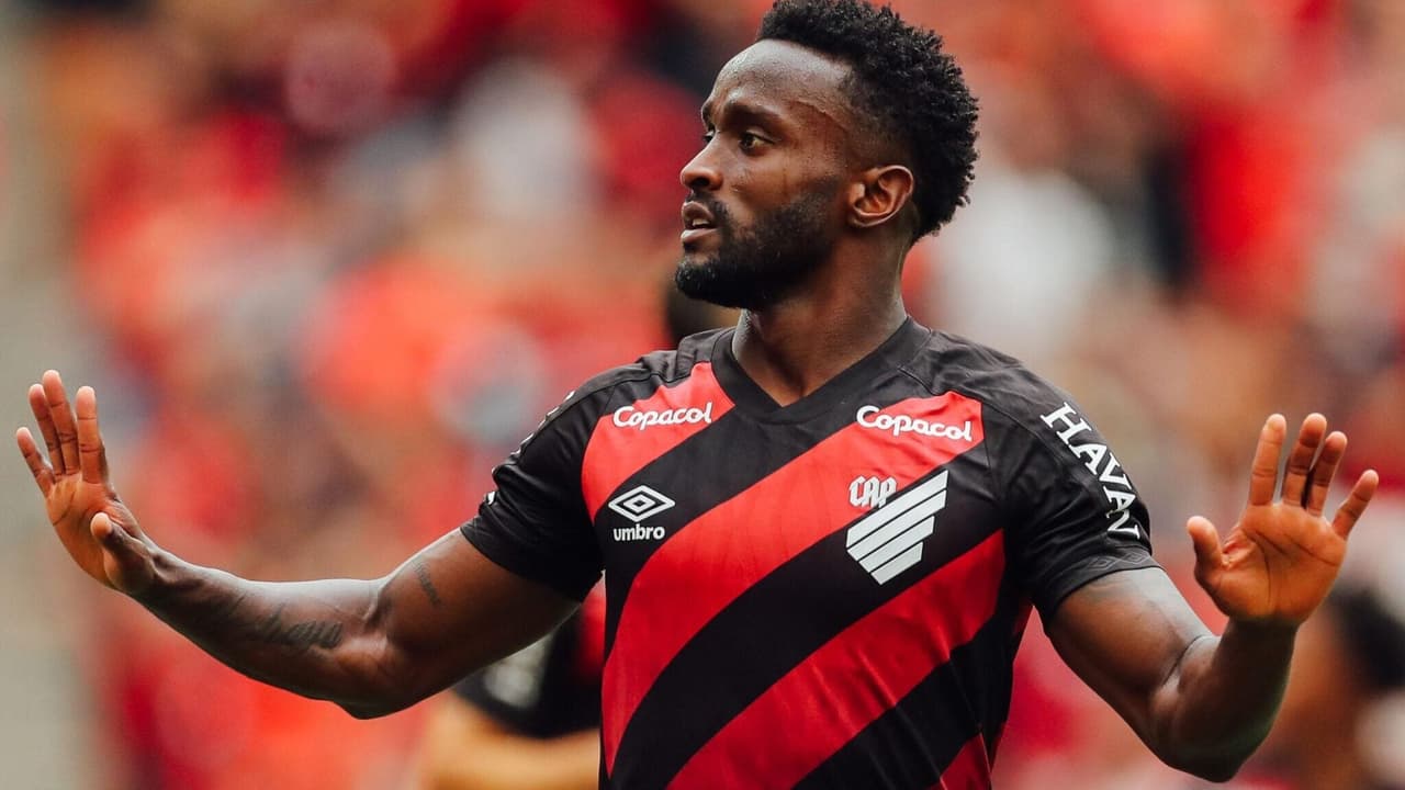 Mendoza exalta força do Athletico-PR em casa após vitória sobre a Chapecoense