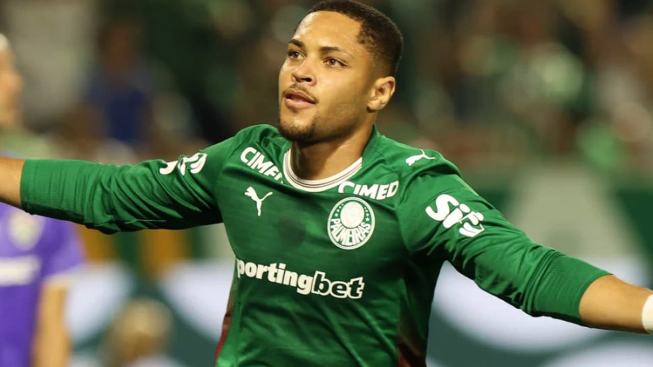 Vitor Roque Passa por Cirurgia no Tornozelo e Fica Fora do Palmeiras até Após a Copa