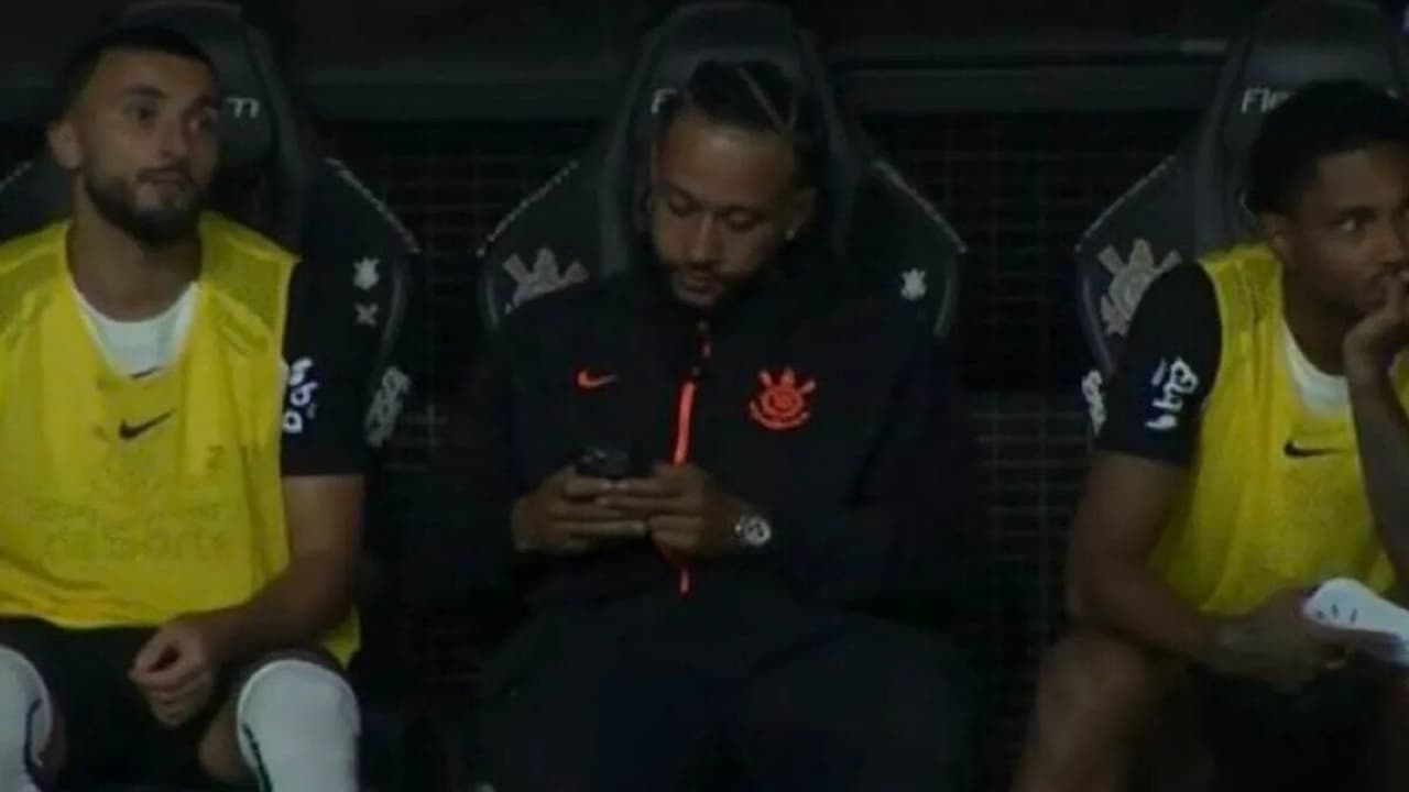 STJD Adverte Memphis por Uso Indevido de Celular Durante Partida Contra o Flamengo