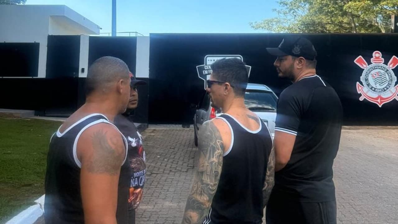 Torcedores do Corinthians Cobram Posição dos Jogadores em Protesto no CT