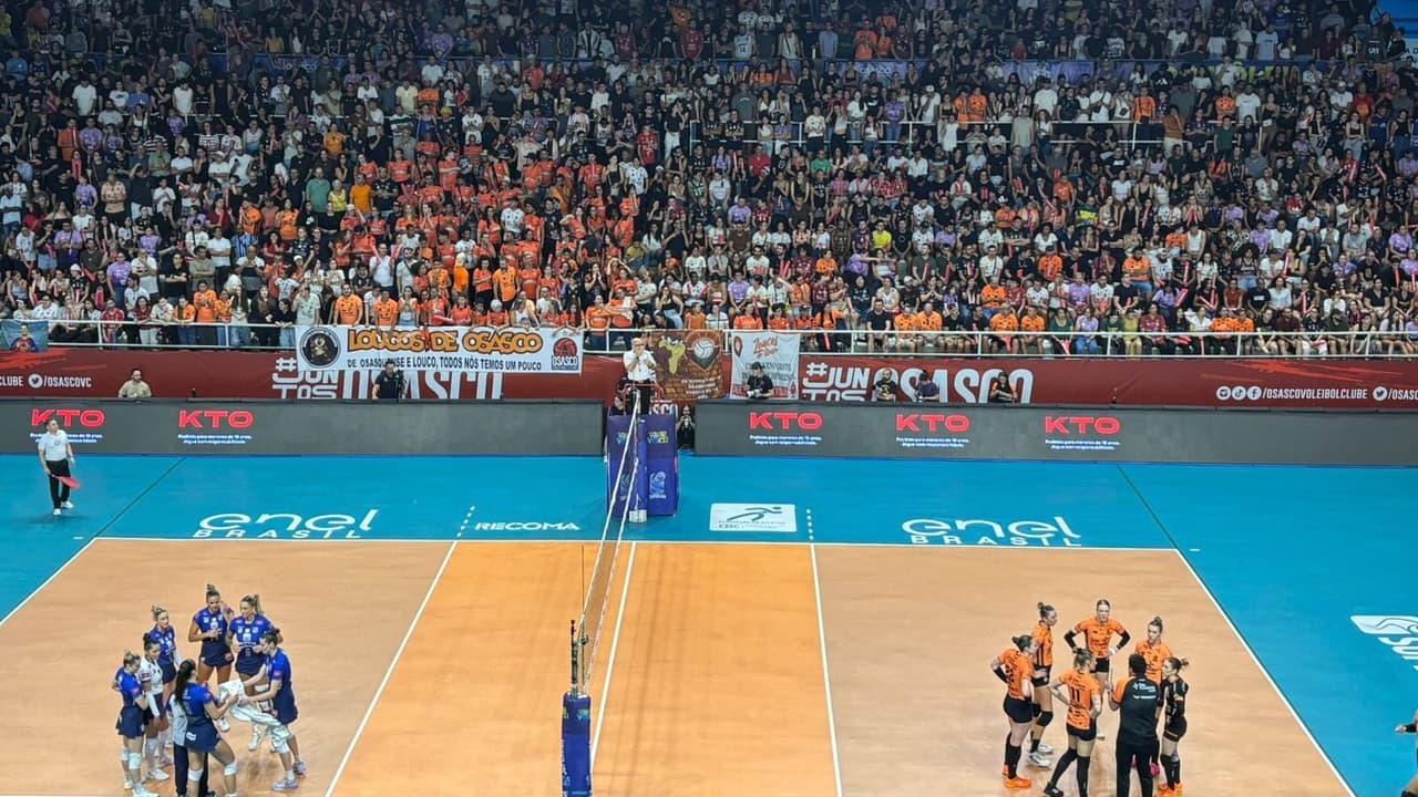 Oscar Schmidt é homenageado na semifinal da Superliga Feminina