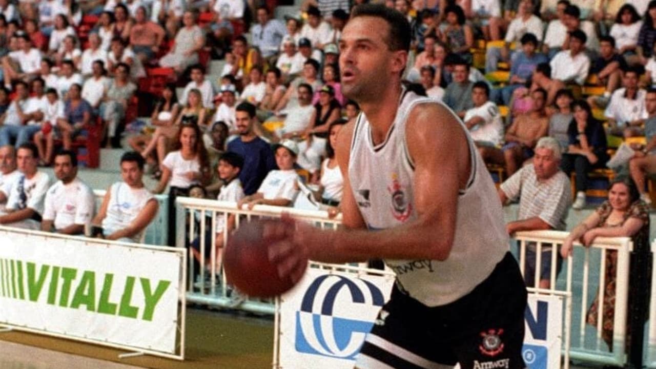 Corinthians presta emocionante homenagem a Oscar Schmidt durante duelo contra o Vitória