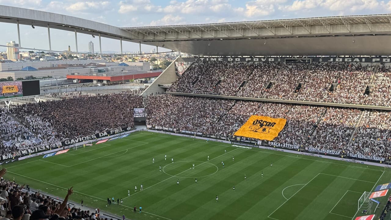 Corinthians presta tributo a Oscar Schmidt com bandeirão emocional em duelo contra o Vasco