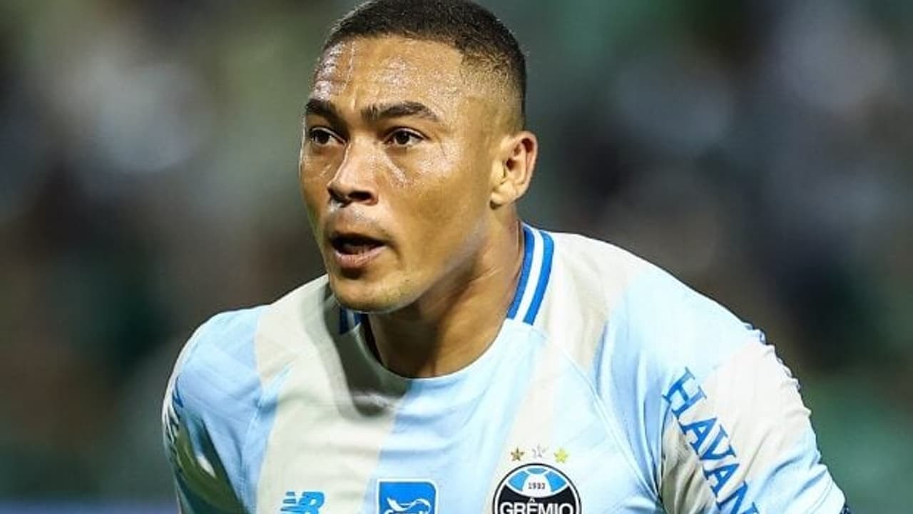 Carlos Vinícius do Grêmio Alcança Marca Histórica; Veja Outros Momentos Memoráveis do Futebol