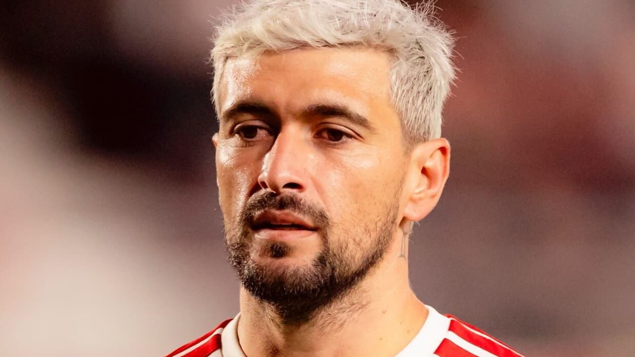 Arrascaeta Passa por Cirurgia na Clavícula e Recebe Atualização Positiva do Departamento Médico do Flamengo