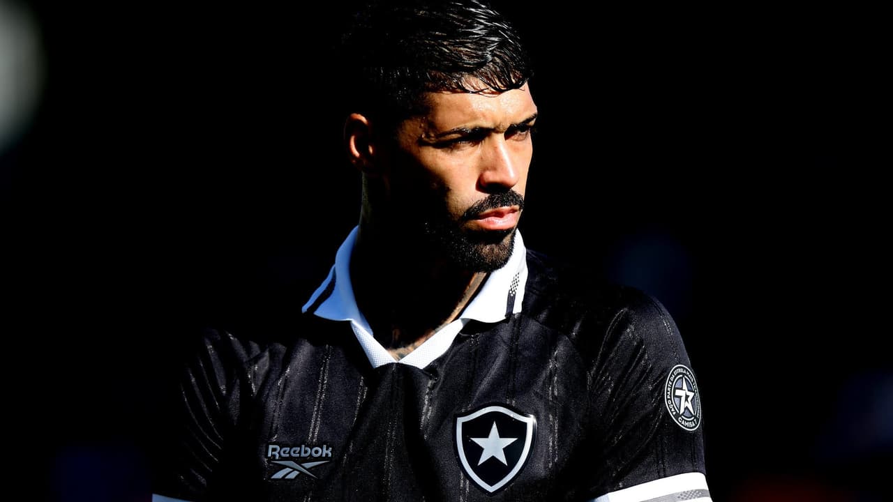 Palmeiras sela acordo com Alexander Barboza e tira zagueiro do Botafogo por R$ 20 milhões — Futebol