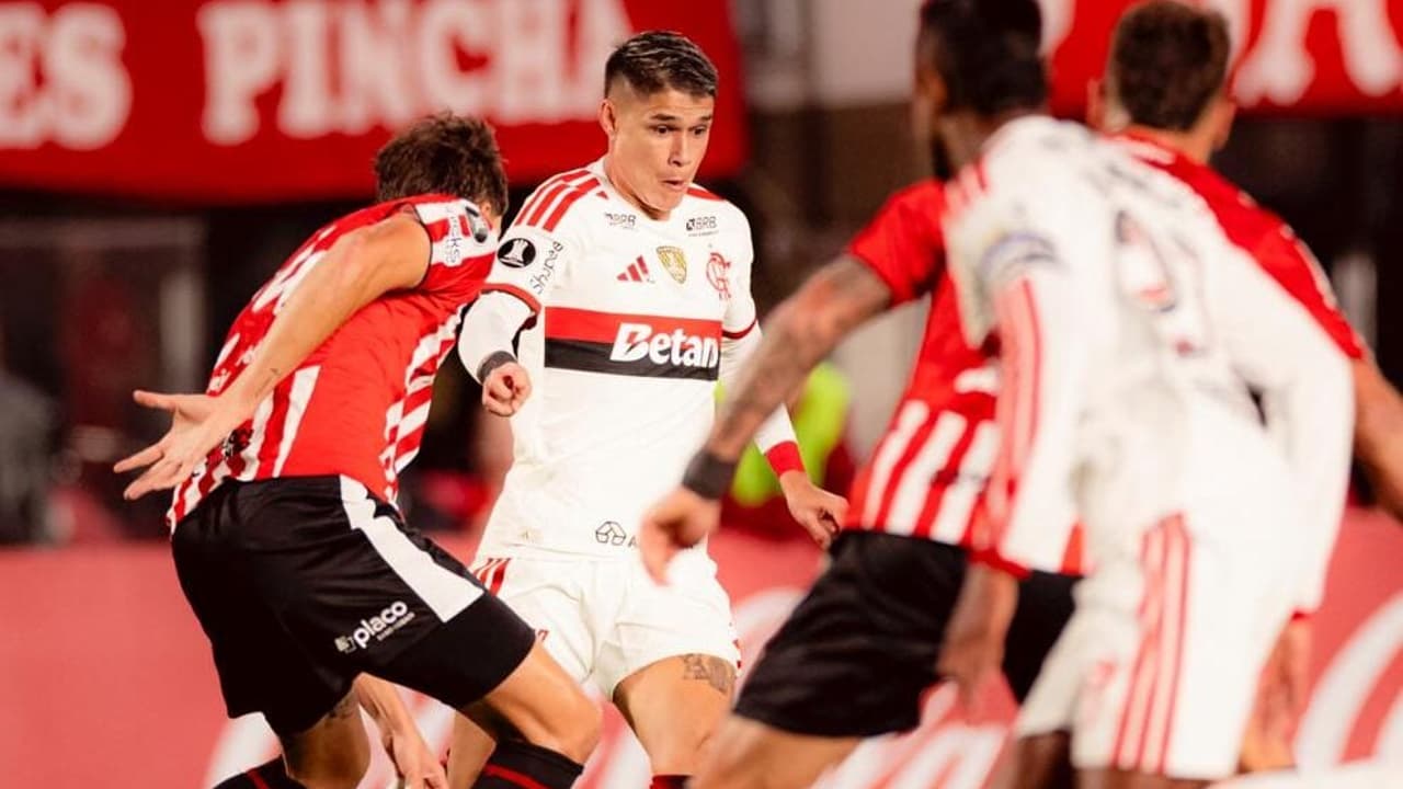 Flamengo e Estudiantes repartem pontos em duelo marcado por controvérsias de arbitragem