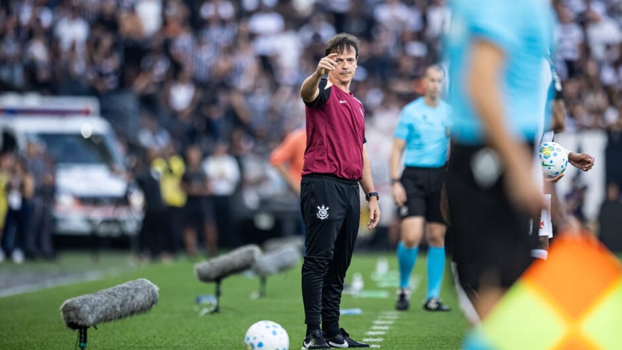 Leitura labial revela bronca de Diniz em partida do Corinthians: 'Tá de Vasco?'