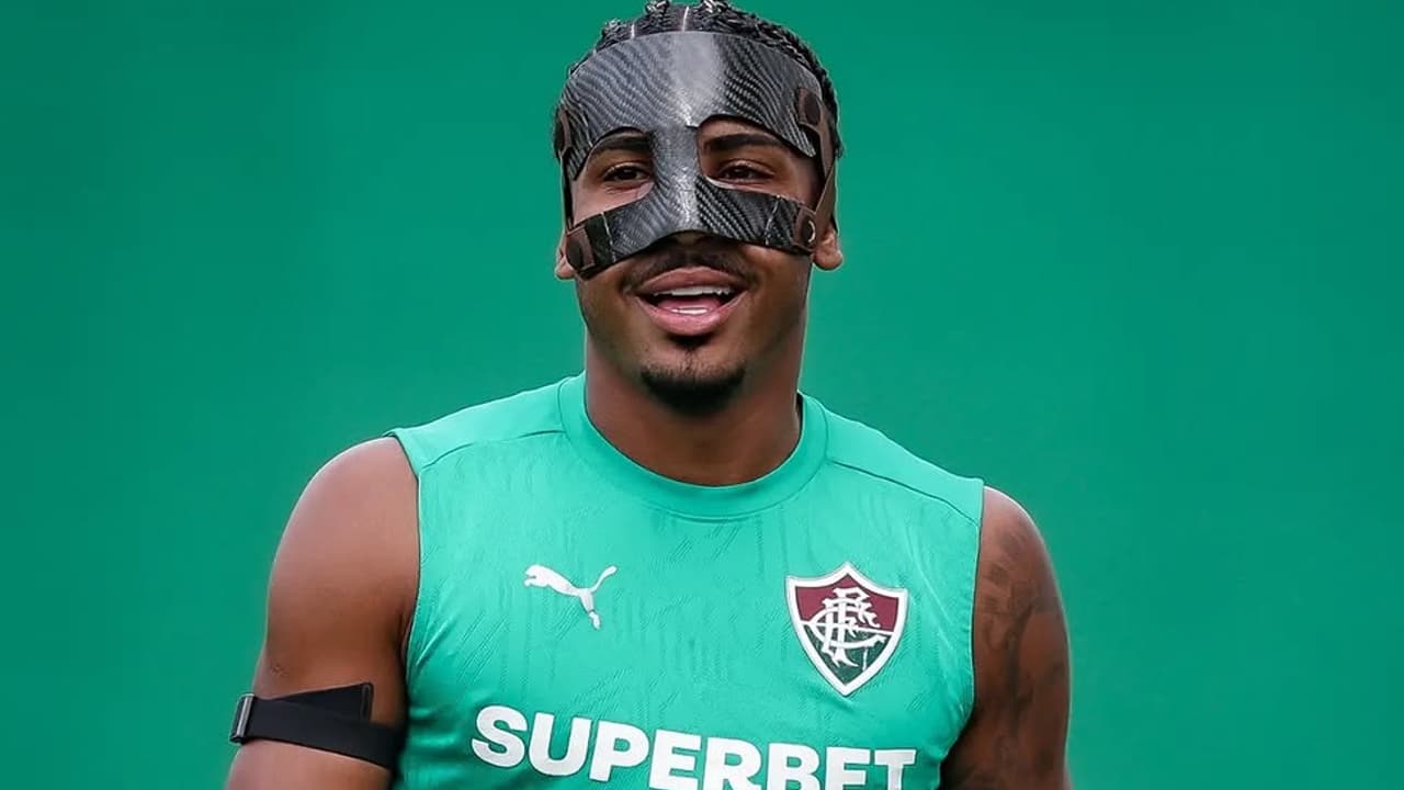 John Kennedy volta aos treinos do Flu com máscara protetora após corte no nariz — Futebol