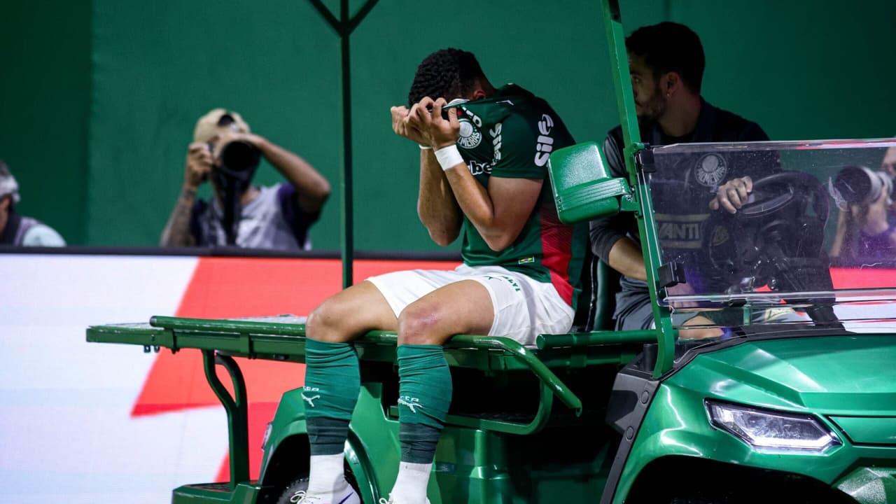 Vitor Roque se pronuncia após deixar jogo do Palmeiras de maca: 'Cabeça no lugar'