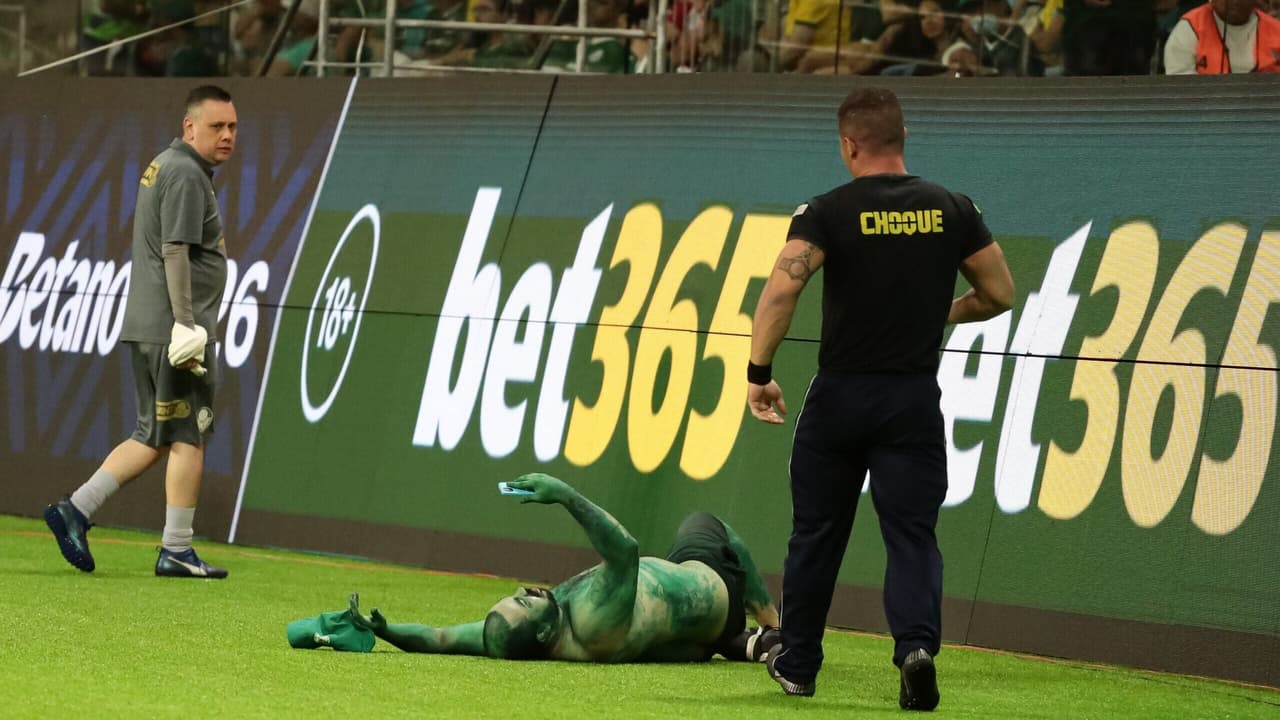 Palmeiras é denunciado pelo STJD por invasão de torcedor fantasiado de Hulk contra o Santos