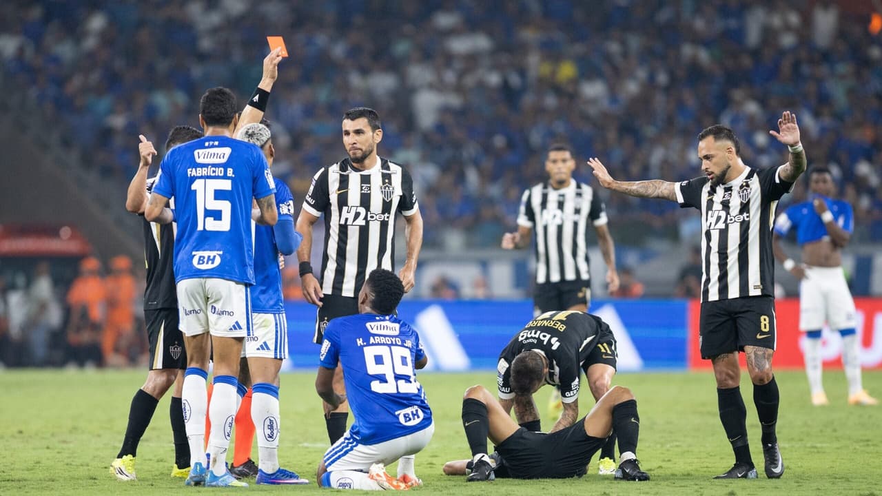 Desempenho abaixo da expectativa: vitória do Atlético-MG expõe fragilidades do Cruzeiro na temporada