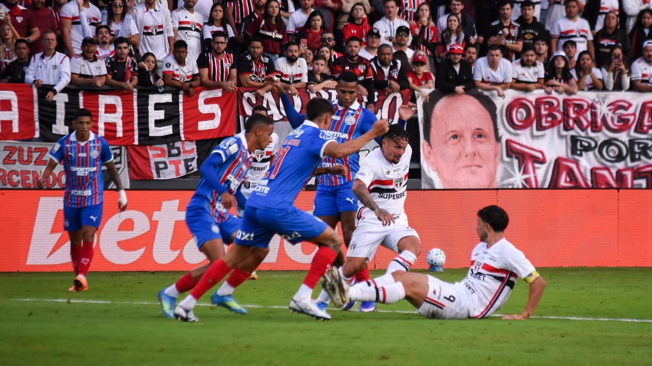 Drama nos acréscimos: São Paulo e Bahia empatam em 2 a 2 no Brasileirão eletrizante — Futebol