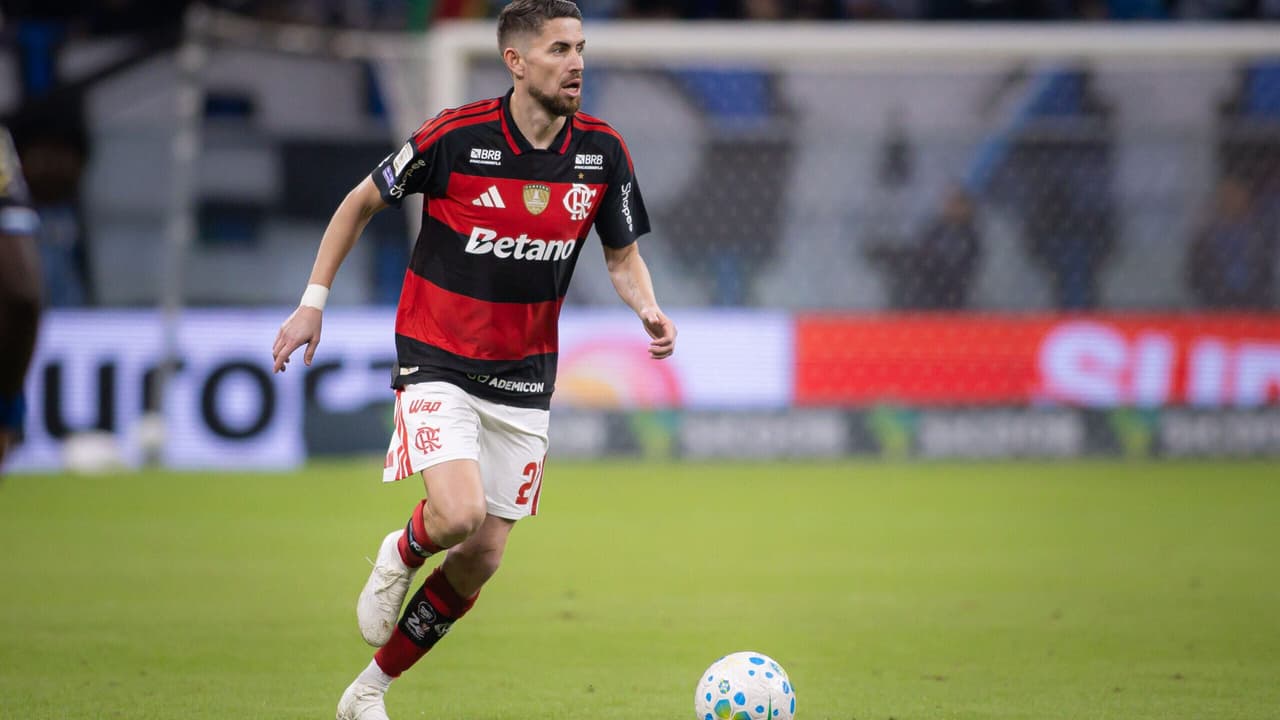Jorginho domina o meio-campo do Flamengo com precisão impressionante nos passes — Futebol