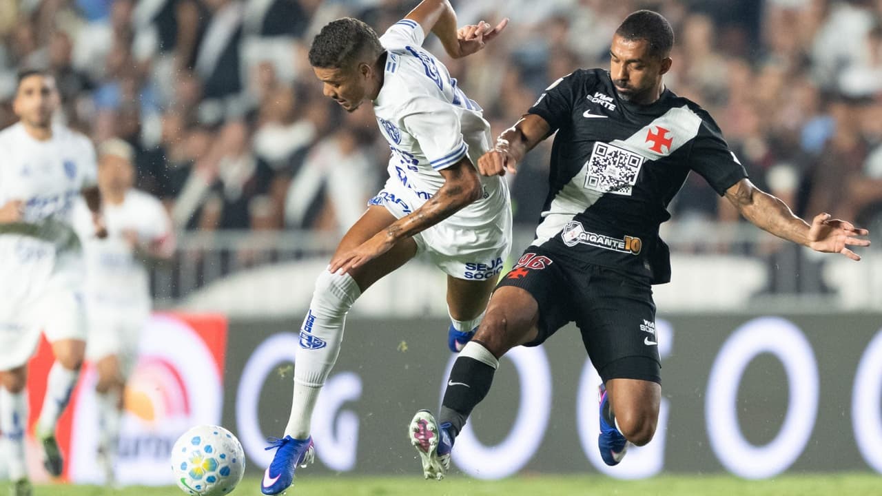 Paulo Henrique tranquiliza torcida vascaína e sai andando de São Januário após susto no tornozelo — Futebol