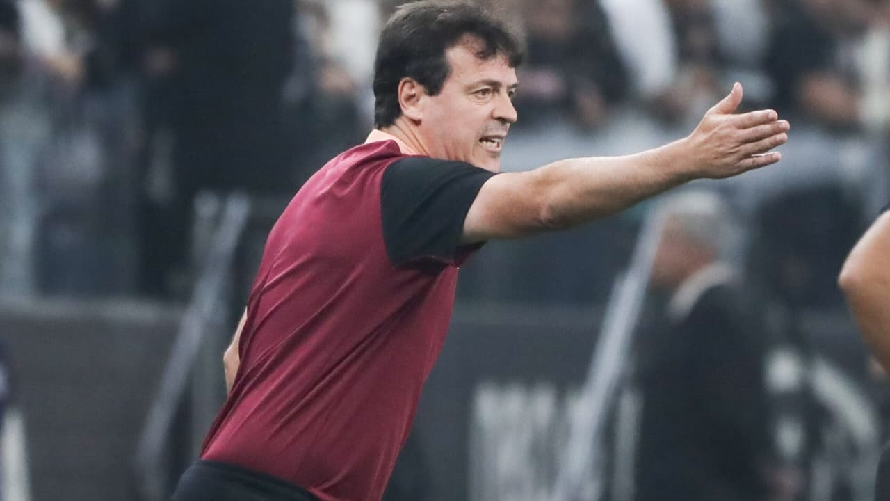 Bronca de Diniz em zagueiro do Corinthians agita torcida na vitória contra o Barra-SC — Futebol