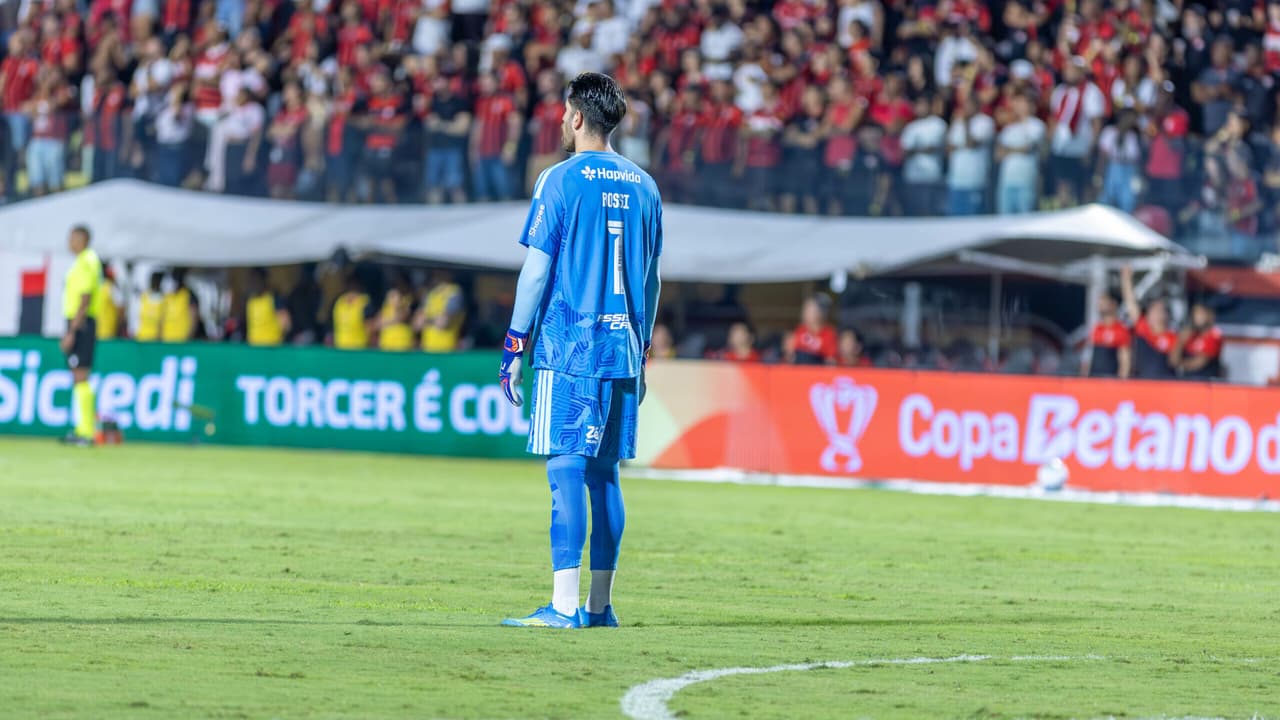 Falha clamorosa de Rossi incendeia torcida do Flamengo na derrota para o Vitória — Futebol