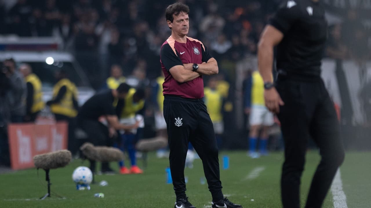 Conflito em Campo: Diniz e Gabriel Paulista Trocam Palavras Durante Partida do Corinthians