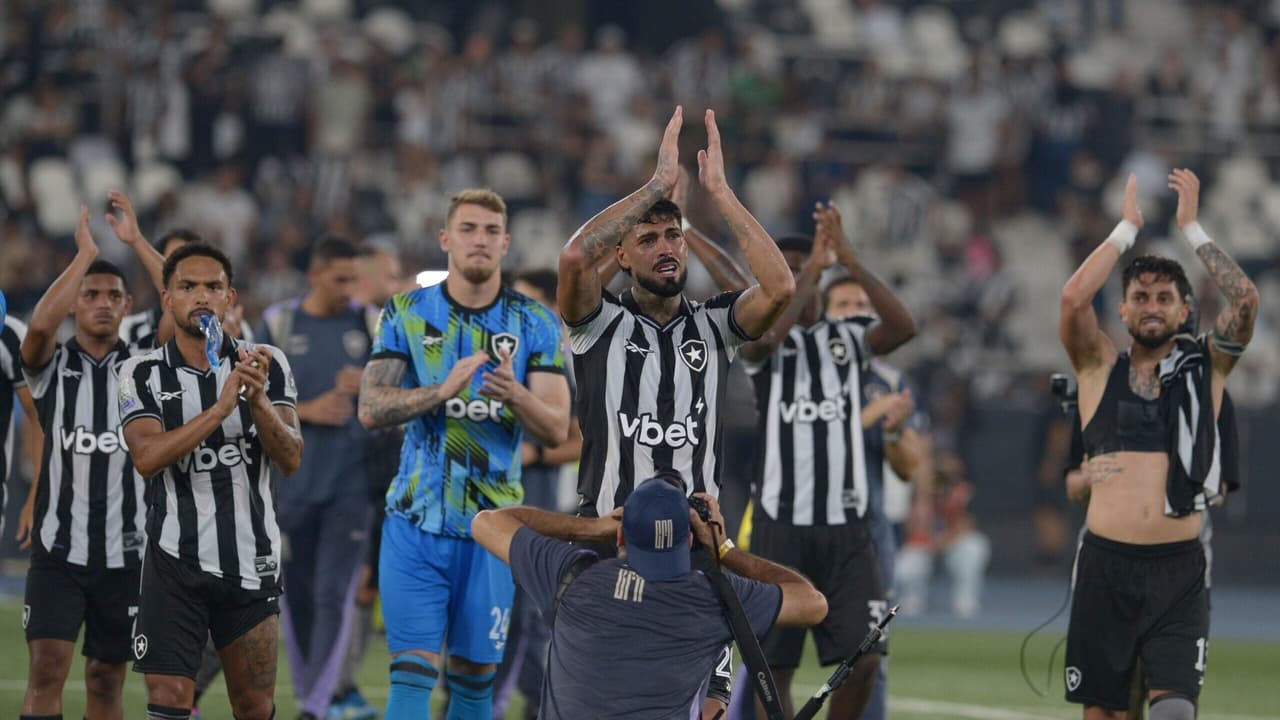 Barboza se despede do Botafogo após vitória sobre o Corinthians