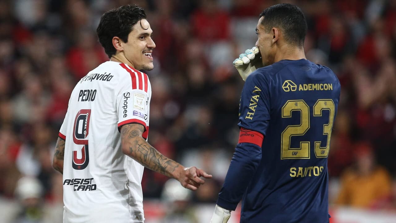 Pedro brilha sob olhar de Ancelotti e garante empate heroico do Flamengo contra o Athletico