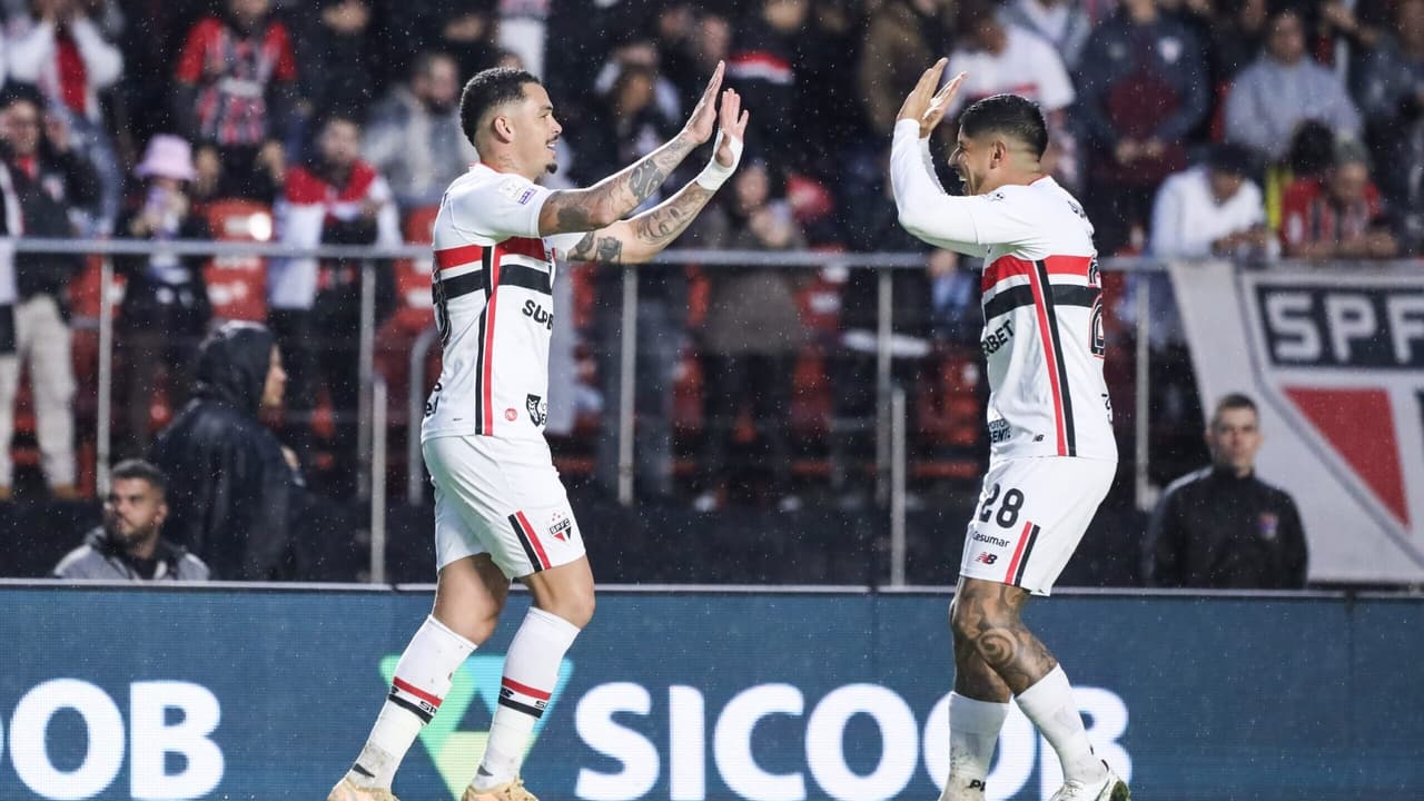 Gramado encharcado no MorumBIS rouba cena em São Paulo x Botafogo — Futebol