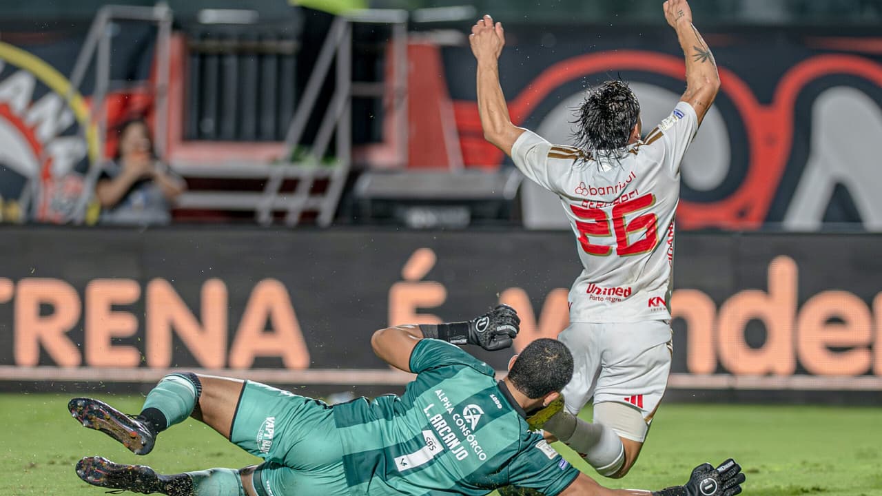 Expulsão de Bernabei gera revolta colorada na derrota para o Vitória no Barradão — Futebol