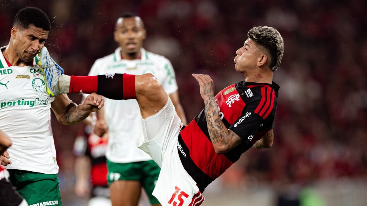 Carrascal se desculpa com a torcida do Flamengo após expulsão polêmica no duelo contra o Palmeiras
