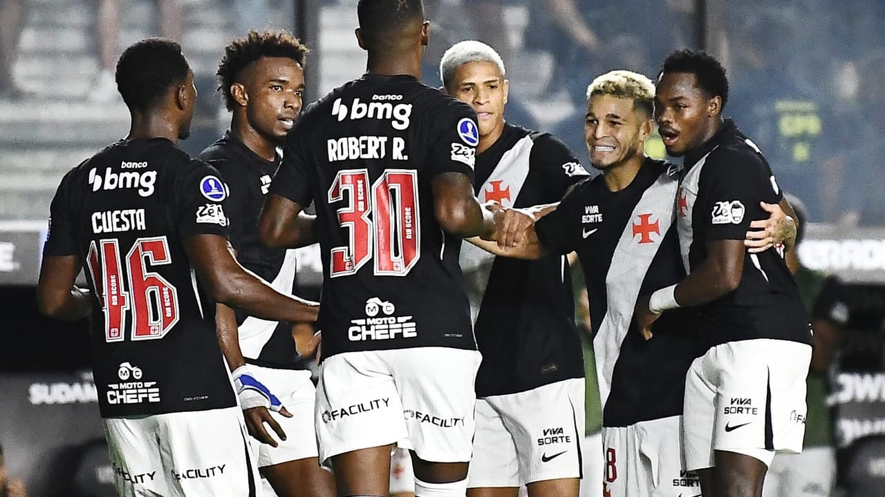 Vasco vence por 3 a 0, garante vaga na Sul-Americana e é vaiado pela torcida em São Januário — Futebol
