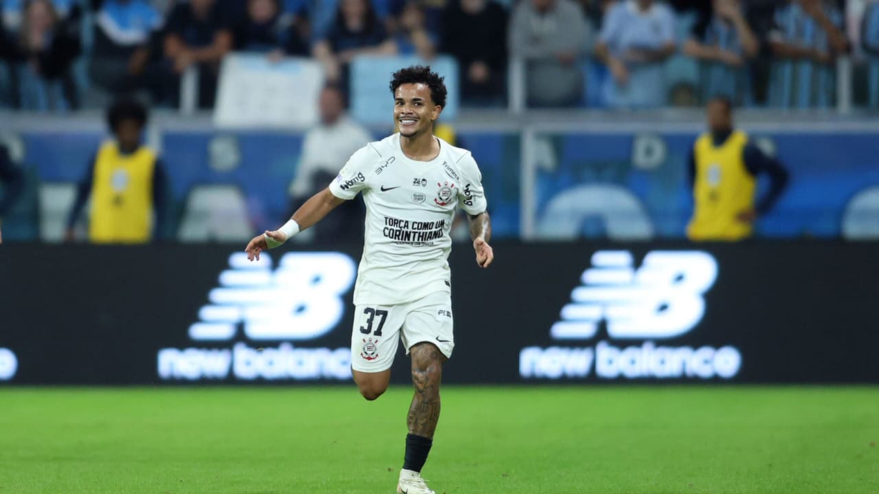 Kaio César celebra estreia goleadora pelo Corinthians: 