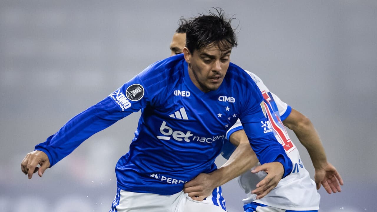 Fagner critica arbitragem, mas Cruzeiro mantém vice-liderança após empate sem gols no Chile