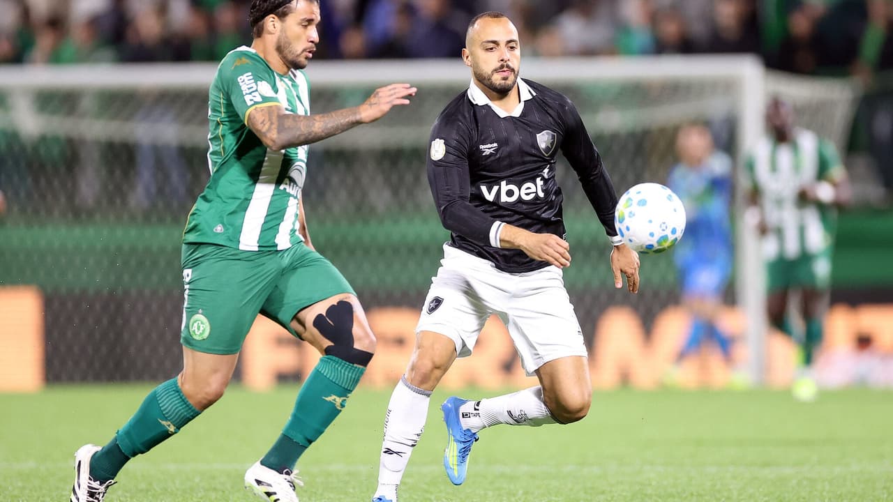 Pênalti polêmico não marcado agita torcida do Botafogo em duelo contra a Chapecoense — Futebol
