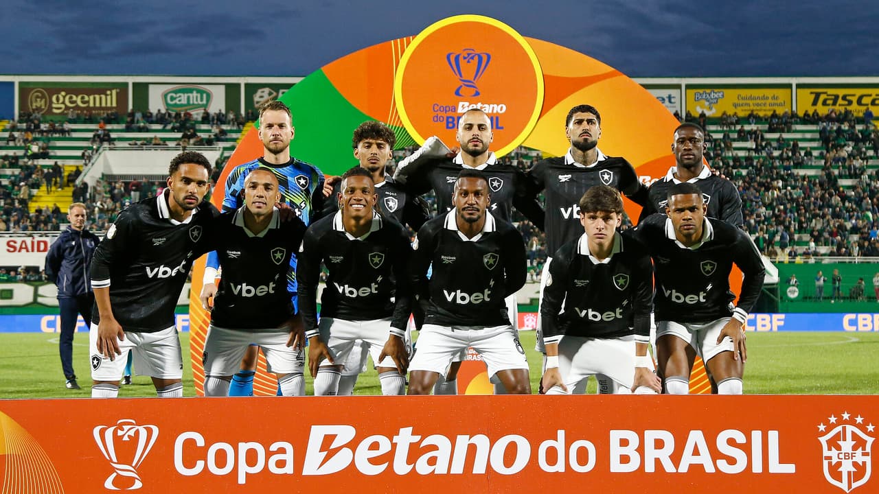 Torcida do Botafogo aponta culpado por eliminação na Copa do Brasil: 'Parabéns'