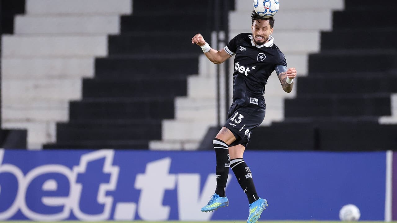 Alex Telles fala sobre futuro e reforça compromisso com o Botafogo — Futebol
