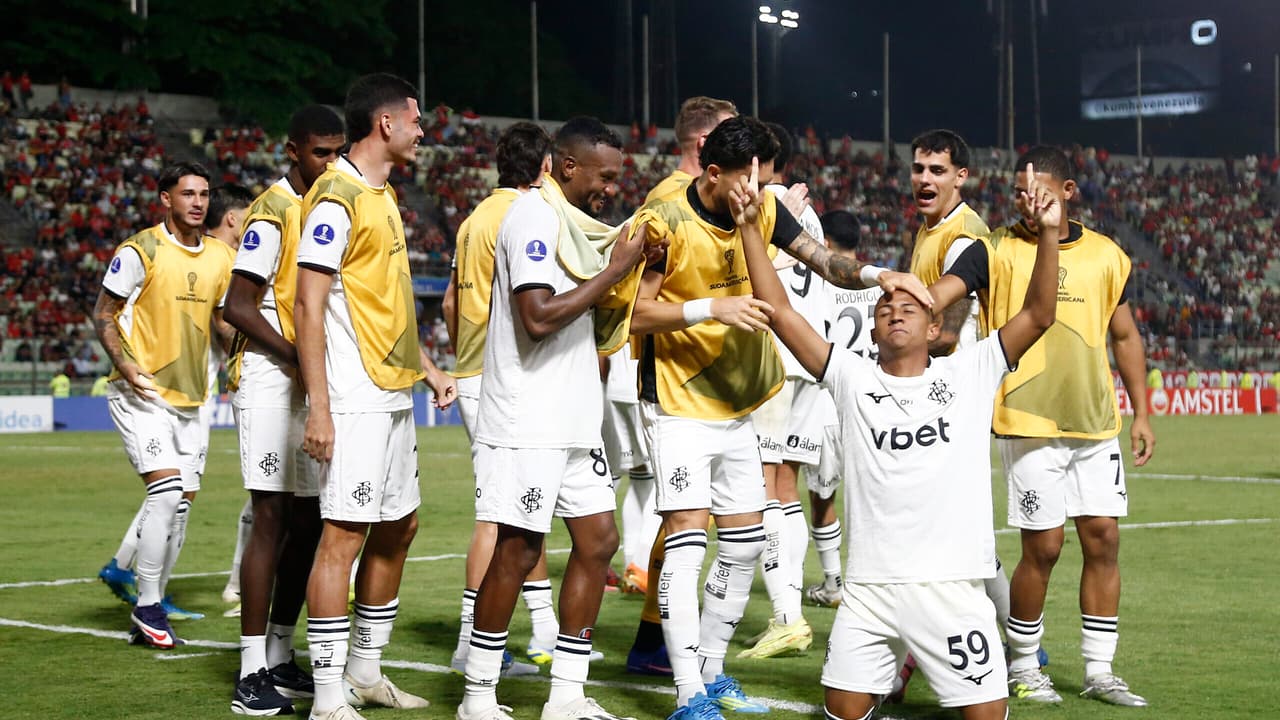 Com virada inspirada, Botafogo fecha fase de grupos da Sul-Americana como líder absoluto — Futebol