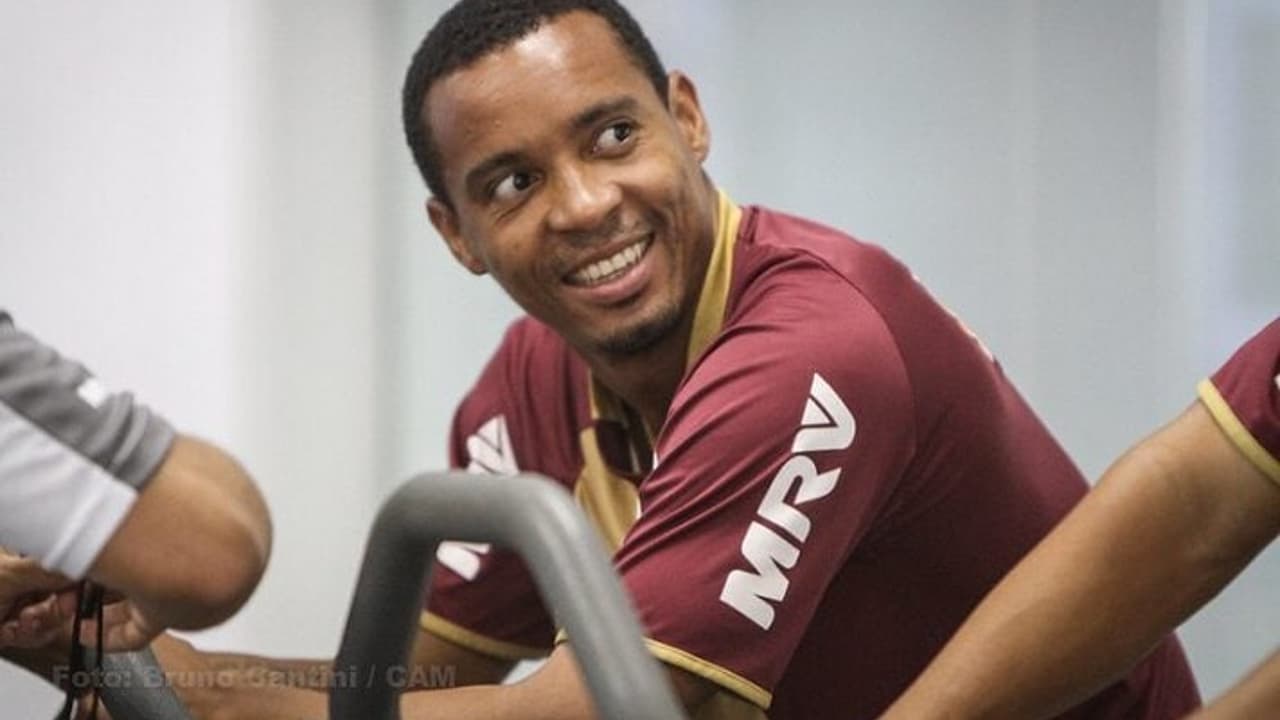 Lei do ex decide: Rosinei marca e Atlético-MG supera o Corinthians no Pacaembu em 2013 — Futebol